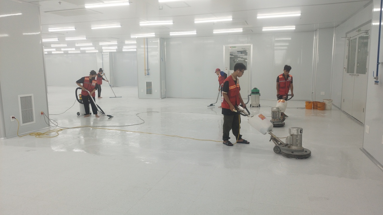 Hình ảnh một đội ngũ nhân viên vệ sinh công nghiệp đang làm việc tại một nhà xưởng hiện đại ở Bình Dương.