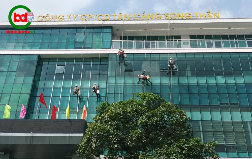 quy trình lau kính chuyên nghiệp